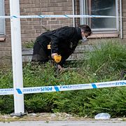 Polisen undersöker platsen där en man hittades skadad.