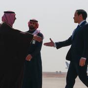 Marco Rubio skakar hand med de saudiske protokollministern Abdulmajeed Al-Smari efter att ha landat i Saudiarabien i dag. 