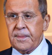 Ukrainsk flagga på halvstång i Ukraina/Sergej Lavrov. TT