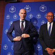 Zidane till vänster presenteras som ny förbundskapten för Frankrike.