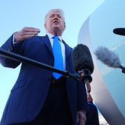 Trump pratar med pressen på måndagen.