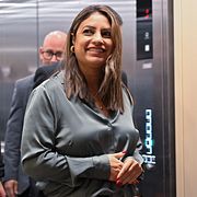 Vänsterpartiets partiledare Nooshi Dadgostar på väg in till talmannen  under den andra talmansrundan.