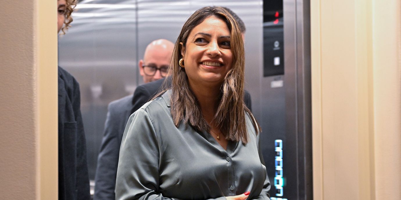 Vänsterpartiets partiledare Nooshi Dadgostar på väg in till talmannen  under den andra talmansrundan.