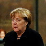 Angela Merkel signerar kondoleansboken i Kaiser-Wilhelm-Gedächtniskirche (”Kejsar Wilhelms minneskyrka”) i Berlin, ett stenkast från platsen där dådet ägde rum.