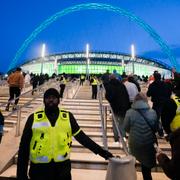 Fans på väg till matchen mellan England och Italien på Wembley.