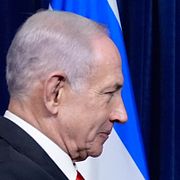 USA:s president Donald Trump och Israels premiärminister Benjamin Netanyahu skakar hand i december 2025.