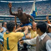 Pelé hyllas av Brasiliens landslag 1970. 