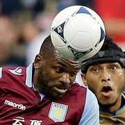 Darren Bent vinner en nickduell mot Philadelphia Unions Carlos Valdes.