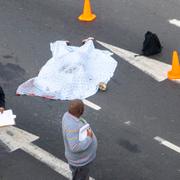Ett övertäckt lik efter de våldsamma taxiprotesterna i Sydafrika.
