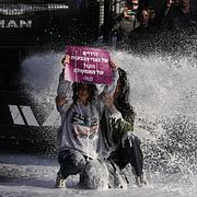 Polisen använder vattenkanon mot en demonstrant.