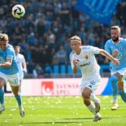 Malmö FF i himmelsblått och Djurgården i vitt. 