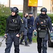 Polisens bombtekniker på plats i samband med en explosion i Vällingby förra året.