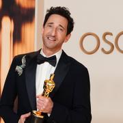 Adrien Brody tar emot sin Oscar för rollen i "The Brutalist" tidigare i år. 