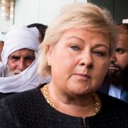 Erna Solberg besöker moskén i Bærum i går.