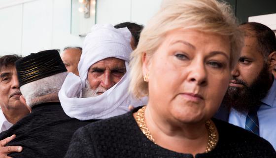 Erna Solberg besöker moskén i Bærum i går.