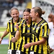 Häckenspelare jublar under matchen mot AIK i augusti.