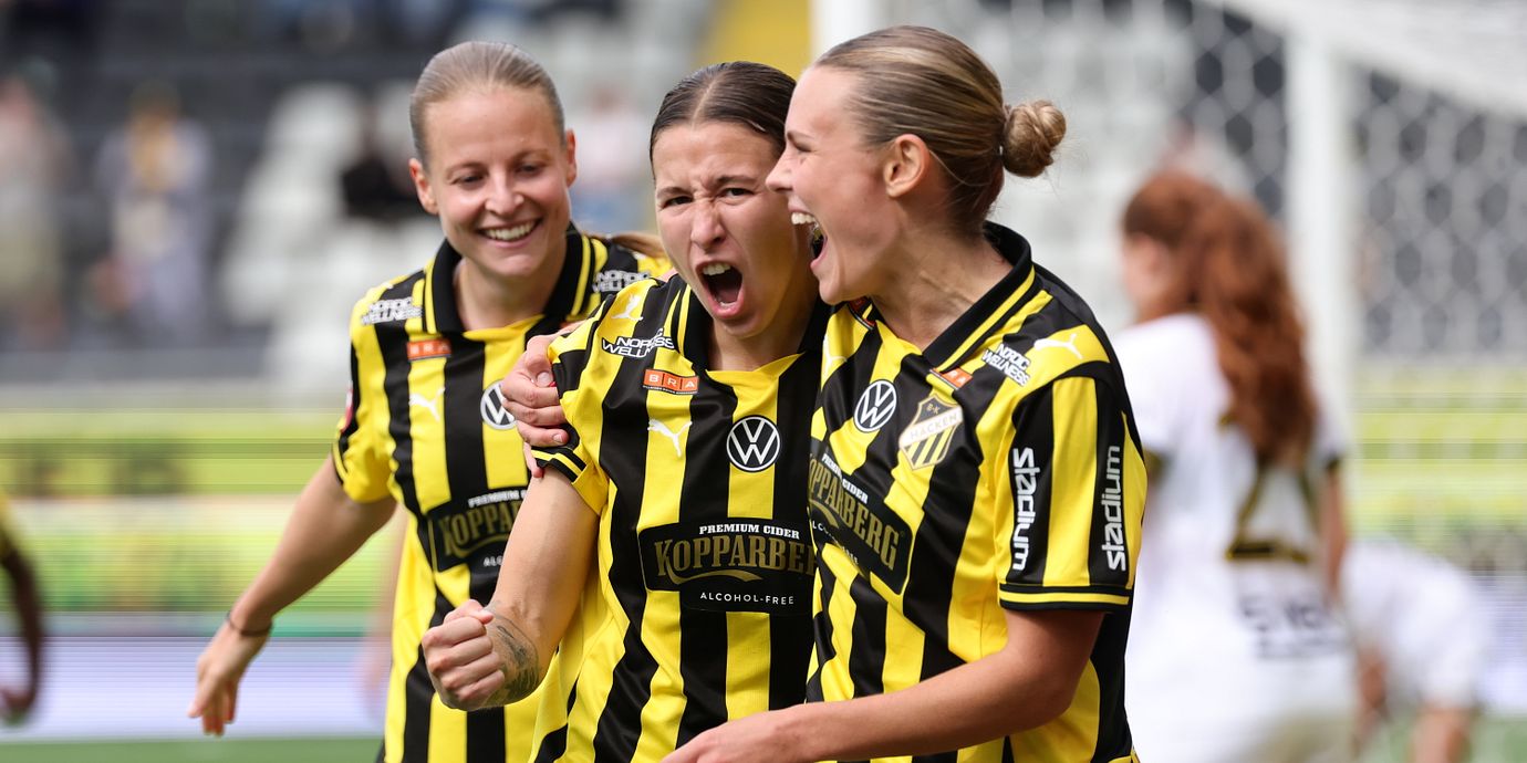 Häckenspelare jublar under matchen mot AIK i augusti.