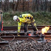 En man lagar spår. I det här fallet är det Väst- snarare än Ostkustbanan som repareras.