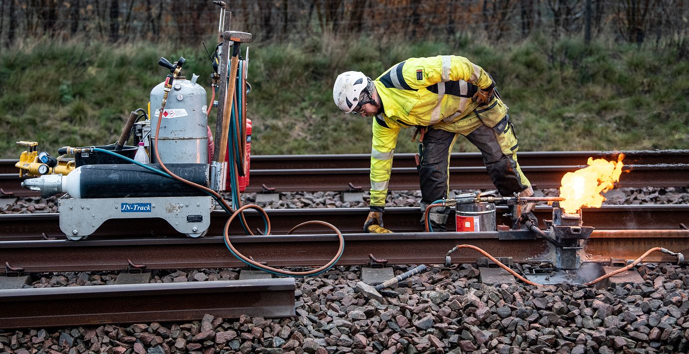 En man lagar spår. I det här fallet är det Väst- snarare än Ostkustbanan som repareras.