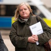 Baronessan Louise Casey på väg till en pressträff om utredningen av Londonpolisen.