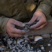 En IDF-soldat försöker hitta föremål som kan hjälpa till att identifiera människor som dödades av Hamas vid en kibbutz nära Gazaremsan, 9 november 2023.