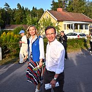 Kristdemokraternas partiledare Ebba Busch och Moderaternas partiledare Ulf Kristersson knackar dörr tillsammans i Hälleforsnäs.
