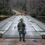 En provisorisk bro över Lagan vid en militärövning i småländska Vaggeryd. Arkivbild.