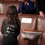 Republikanen Lauren Boebert bär en sjal med texten ”drill baby drill” i USA:s representanthus. Frasen har blivit ett signum för Donald Trumps energipolitik, och syftar på ökad utvninning av olja.