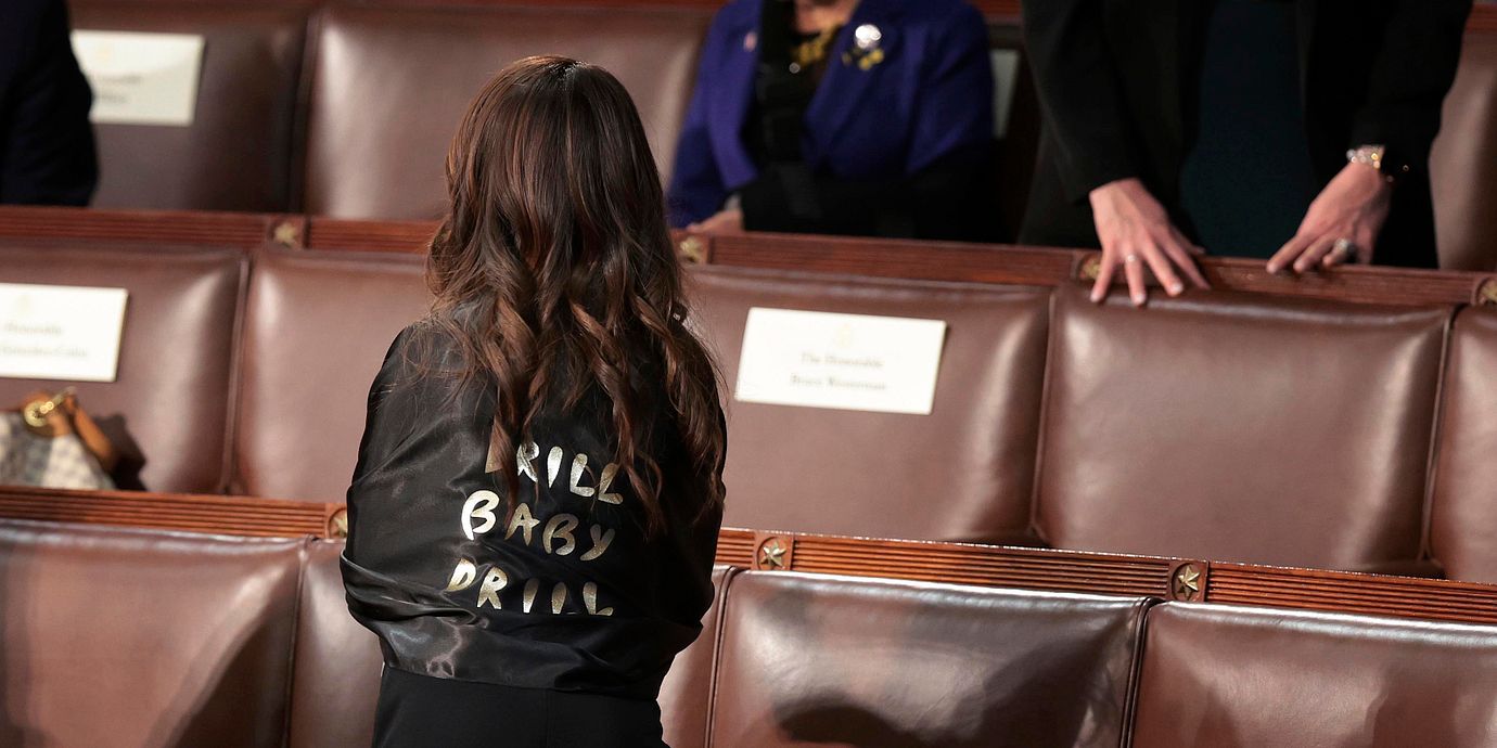 Republikanen Lauren Boebert bär en sjal med texten ”drill baby drill” i USA:s representanthus. Frasen har blivit ett signum för Donald Trumps energipolitik, och syftar på ökad utvinning av olja.
