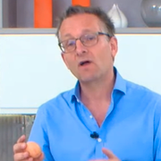 Sista bilden på Michael Mosley som delas i en Facebook-grupp med en efterlysning och Michael Mosley 2019.