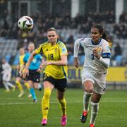 Fridolina Rolfö och Frankrikes Wendie Renard under en landskamp i april.