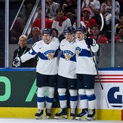 Finlands spelare jublar.