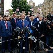 Nigel Farage möter pressen efter folkomröstningen 2016.  