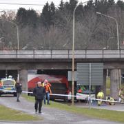 Två personer har förts till sjukhus efter att en dubbeldäckarbuss kört in i bro i Linköping.