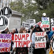 En kvinnoorganisation protesterar utanför Trump International Hotel i New York. Bilden är från den 12 oktober.