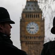 Londonpoliser med Big Ben i bakgrunden. Arkivbild.