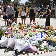 Människor i Sydney samlas för att hedra offren i terrorattacken.