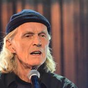  John Holm under en hyllningskonsert till minne av Pugh Rogefeldt på Cirkus i Stockholm. 