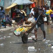 En gatuförsäljare i Port-au-Prince.