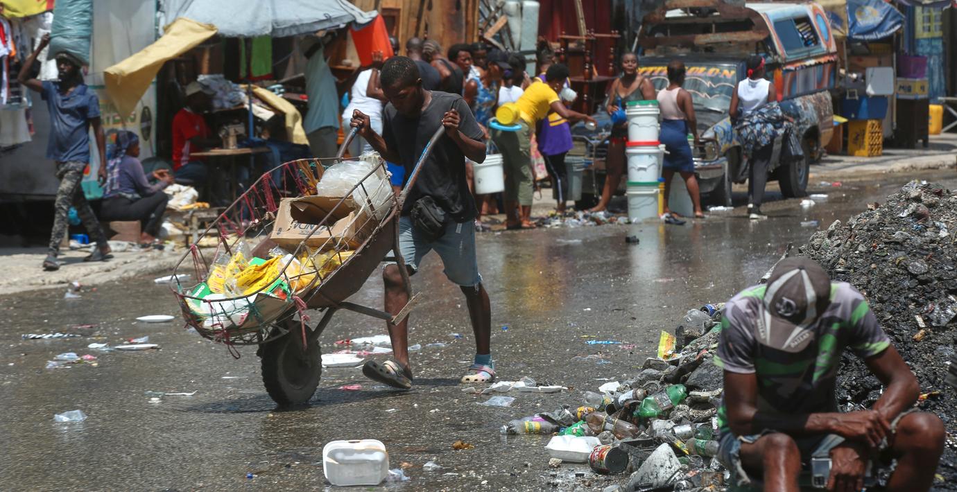 En gatuförsäljare i Port-au-Prince.