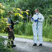 Polis och tekniker arbetar vid mordplatsen i juli 2024.
