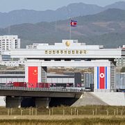 Nordkoreanska gränsen fotad från den kinesiska sidan av bron.