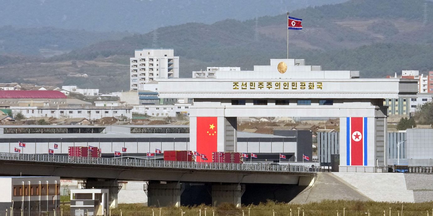 Nordkoreanska gränsen fotad från den kinesiska sidan av bron.