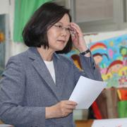 Tsai Ing-wen när hon röstade i mellanårsvalet tidigare i dag.
