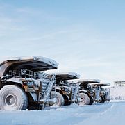 Gruvlastbilar på rad vid Northland Resources nedlagda gruva i Kaunisvaara.