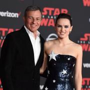 Disneys vd Bob Iger tillsammans med Daisy Ridley vid premiären av Star Wars: The Last Jedi i december 2017.