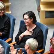 Maria Malmer Stenergard, ny utrikesminister,  applåderas av jämställdhets- och biträdande Paulina Brandberg (L) och arbetsmarknadsminister Jessika Roswall (M), ny svensk EU-kommissionär.