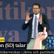 En person som pekade finger åt Jimmie Åkesson leddes bort av polisen.