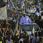 President Adama Barrow återvände till Gambia inför jublande supportrar på torsdagen.