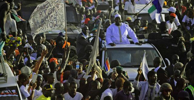 President Adama Barrow återvände till Gambia inför jublande supportrar på torsdagen. CARL DE SOUZA / AFP